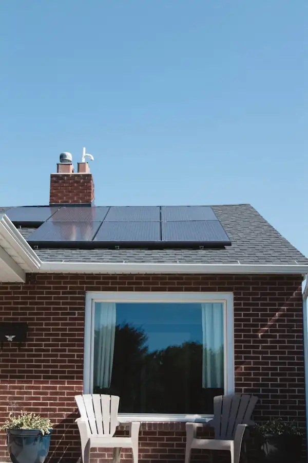 Nettoyage professionnel de panneaux solaires sur toiture avec perche télescopique et eau déminéralisée