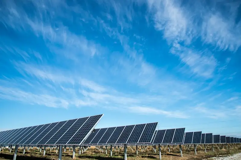 Panneaux solaires photovoltaïques installés sur toiture tuiles en Occitanie avec ciel bleu méditerranéen