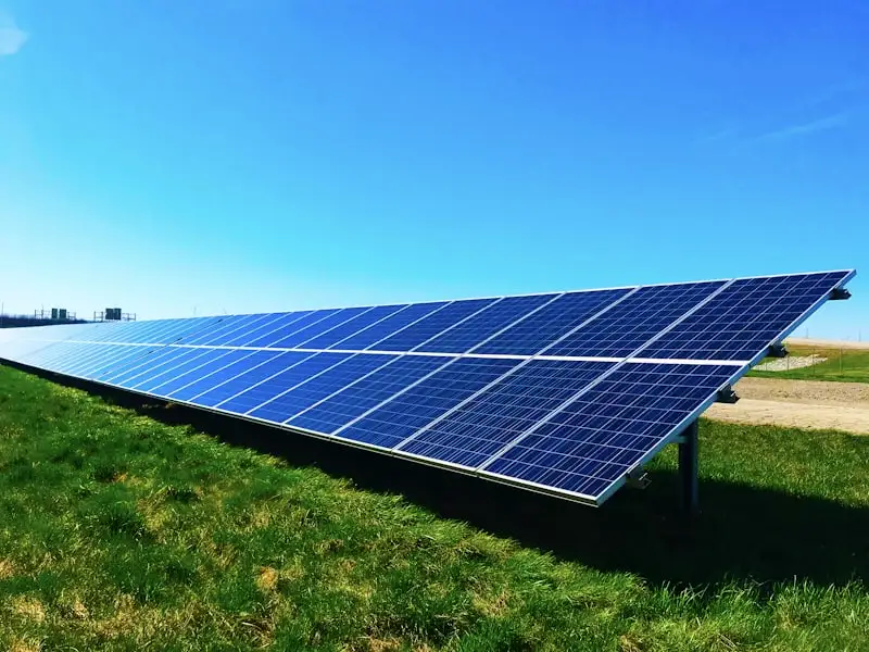 Installation solaire complète Serena Energy en Occitanie : panneaux photovoltaïques sur toiture et batterie de stockage
