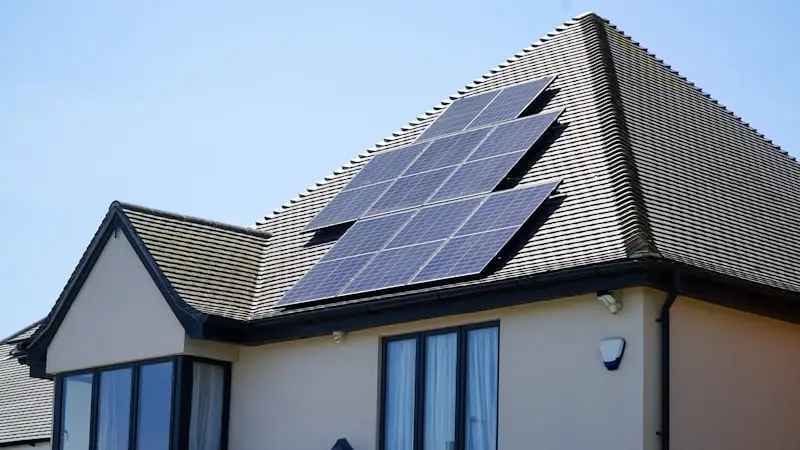 Technicien effectuant la maintenance préventive et le contrôle de panneaux solaires photovoltaïques