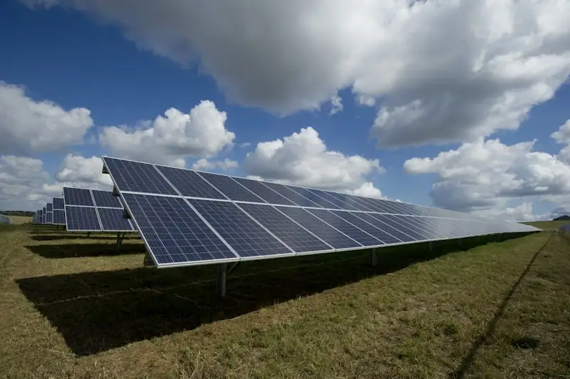 Installation de panneaux solaires photovoltaïques sur toiture résidentielle en Occitanie